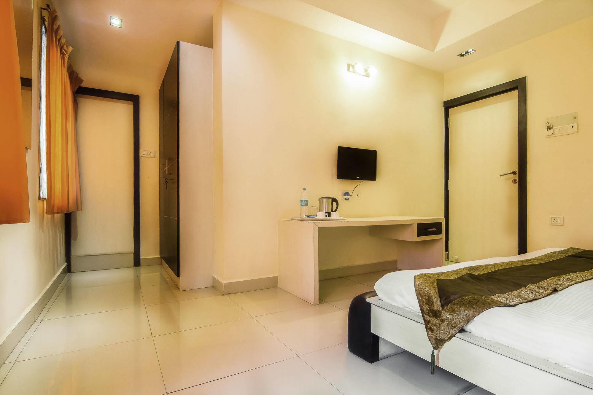 Treebo Trip Hive Hotell Chennai Exteriör bild